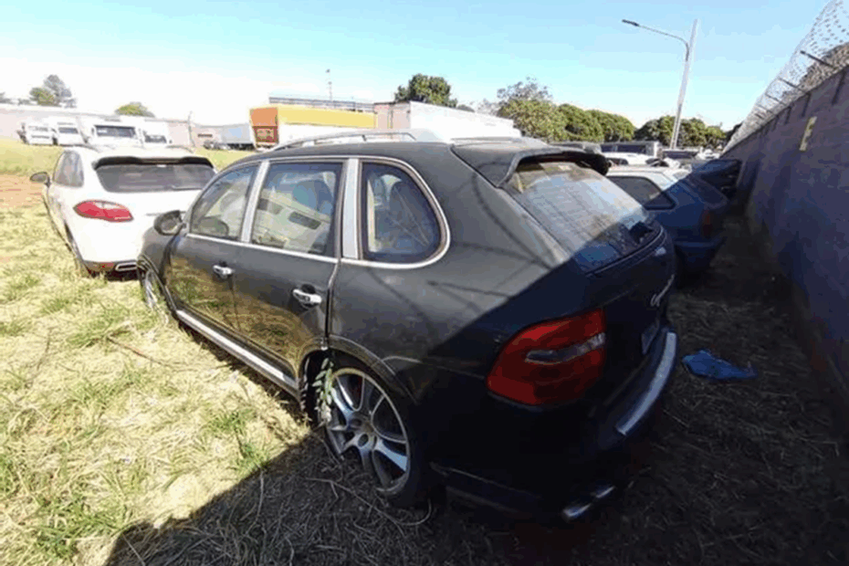 Duas Porsch Cayenne, caminhonetes e carros leilão do Minísterio da Justiça