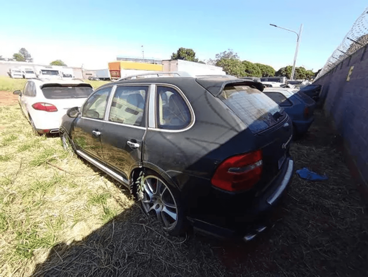 Duas Porsch Cayenne, caminhonetes e carros leilão do Minísterio da Justiça