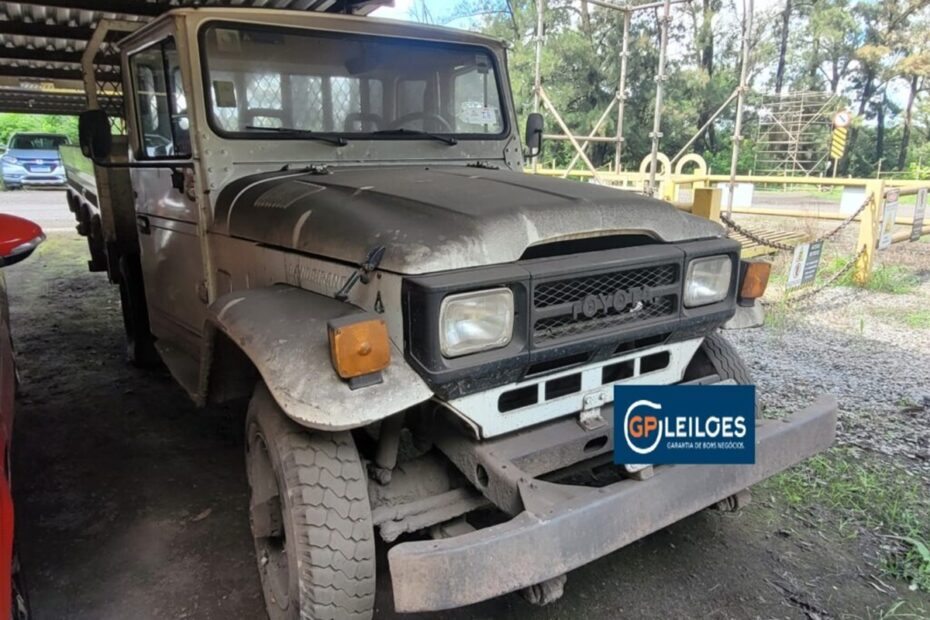 Leilão da Guerdal tem caminhonete Toyota Bandeirante e caminhão Ford F4000