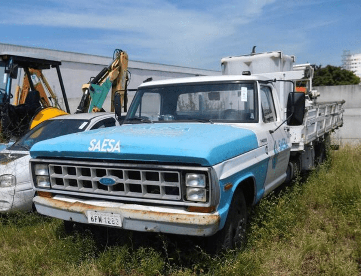 Leilão da SAESA tem caminhões Ford F400 carros e motos