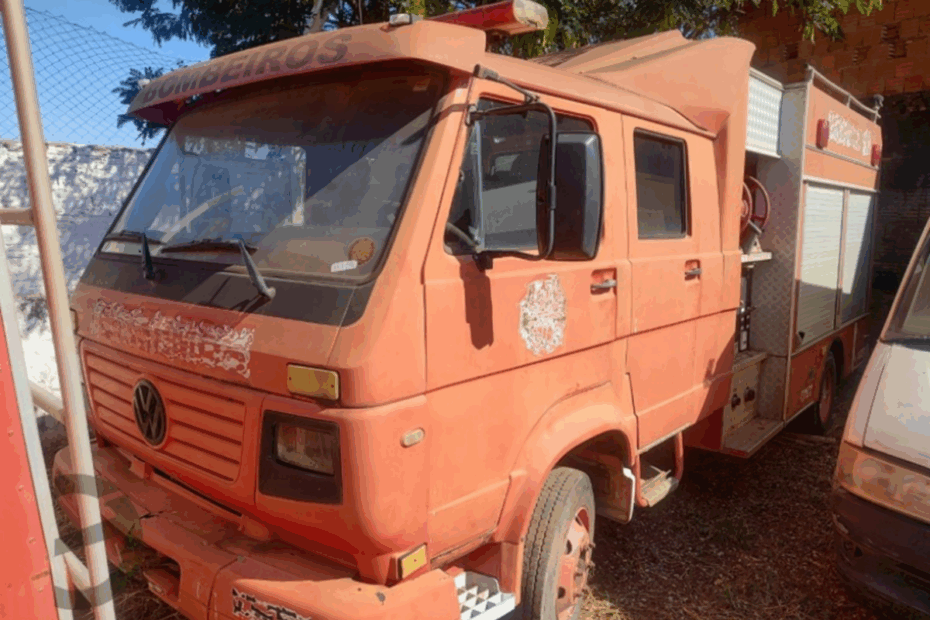 Leilão de frota dos Bombeiros e Polícia Militar tem caminhões e caminhonete