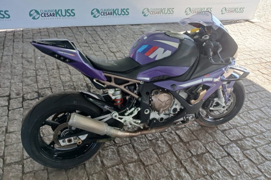 Moto BMW S1000 RR, caminhontes Hilux e outros veículos em até 60x no leilão de Banco