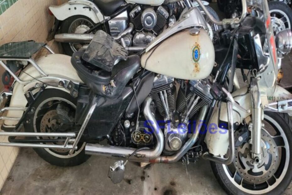 Motos Harley-Davidson Road King carros e Gerador de energia no leilão de Exército