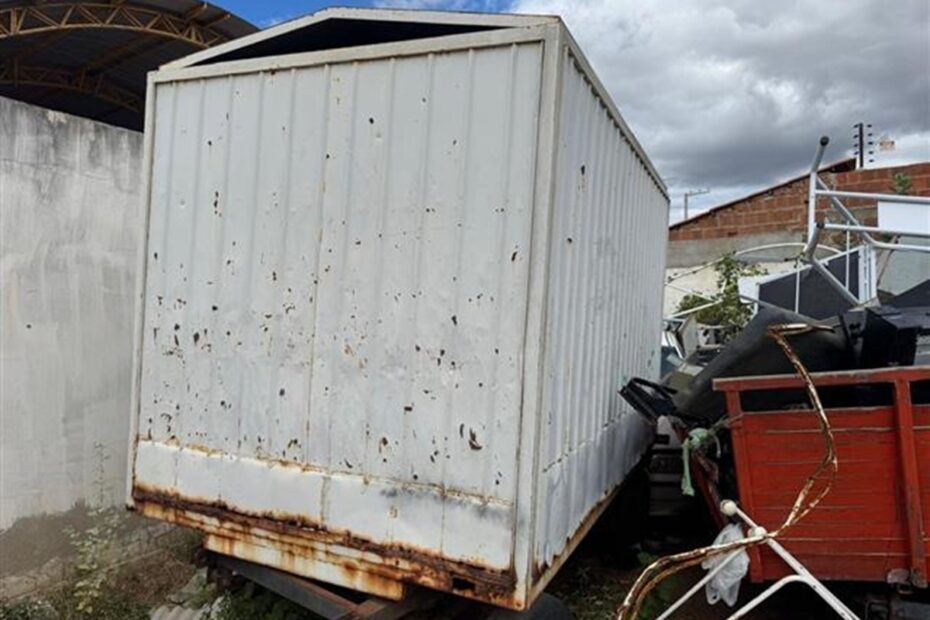 barco, trator, carros, caminhonetes e container