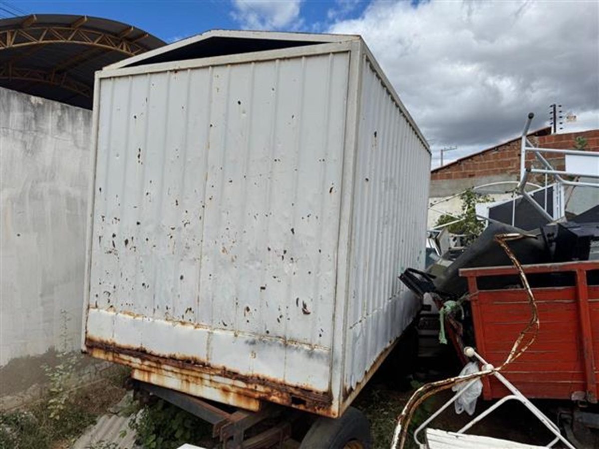 barco, trator, carros, caminhonetes e container