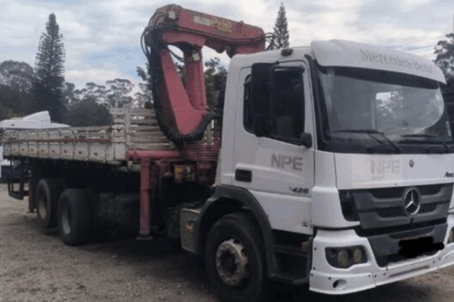 Caminhões Mercedes Benz com Munck e outros caminhões a partir de R$ 3.562 no leilão de banco e frota