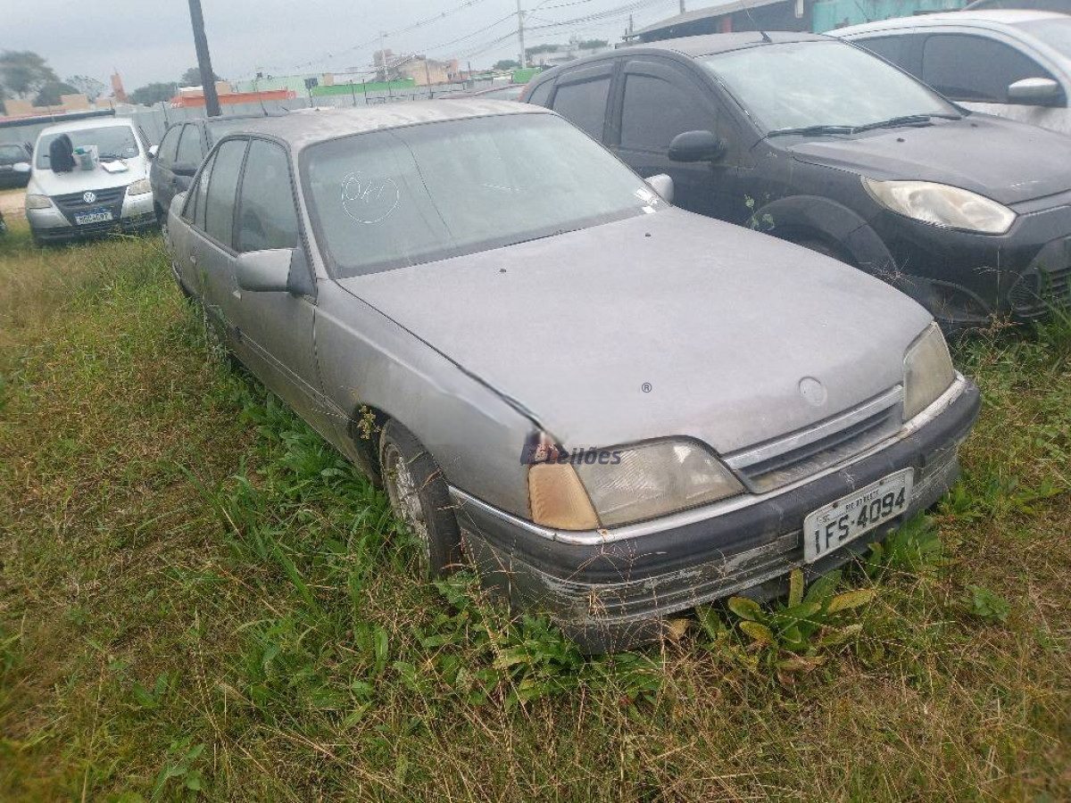 Omega Vectra e outros veículos no leilão do Detran