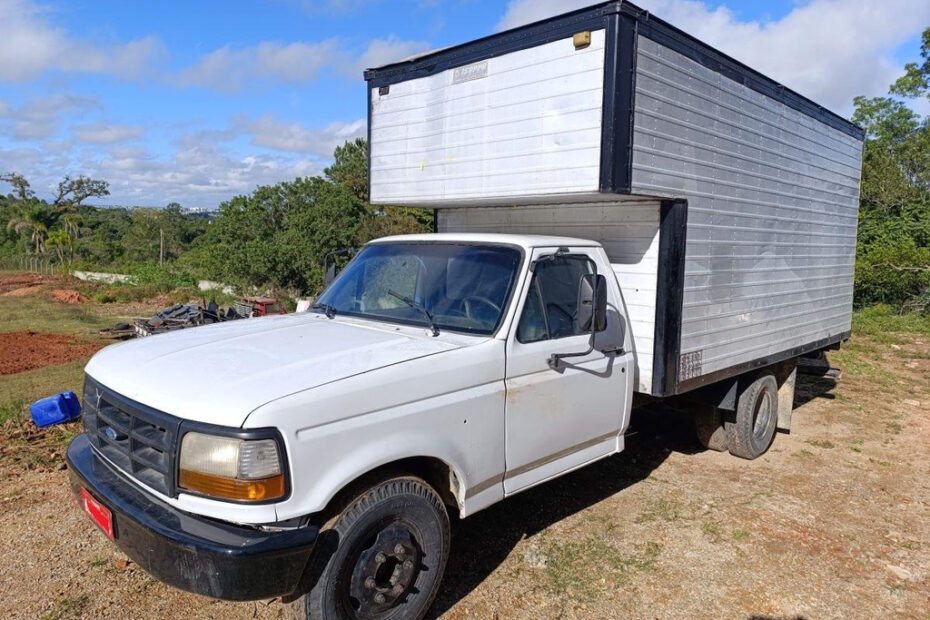 Caminhão Ford F400, Tratores empilhadeiras e carros no leilão de frota