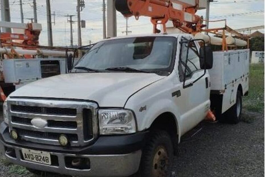17 Caminhões Ford F4000 4x4 no leilão de companhia de energia do Paraná