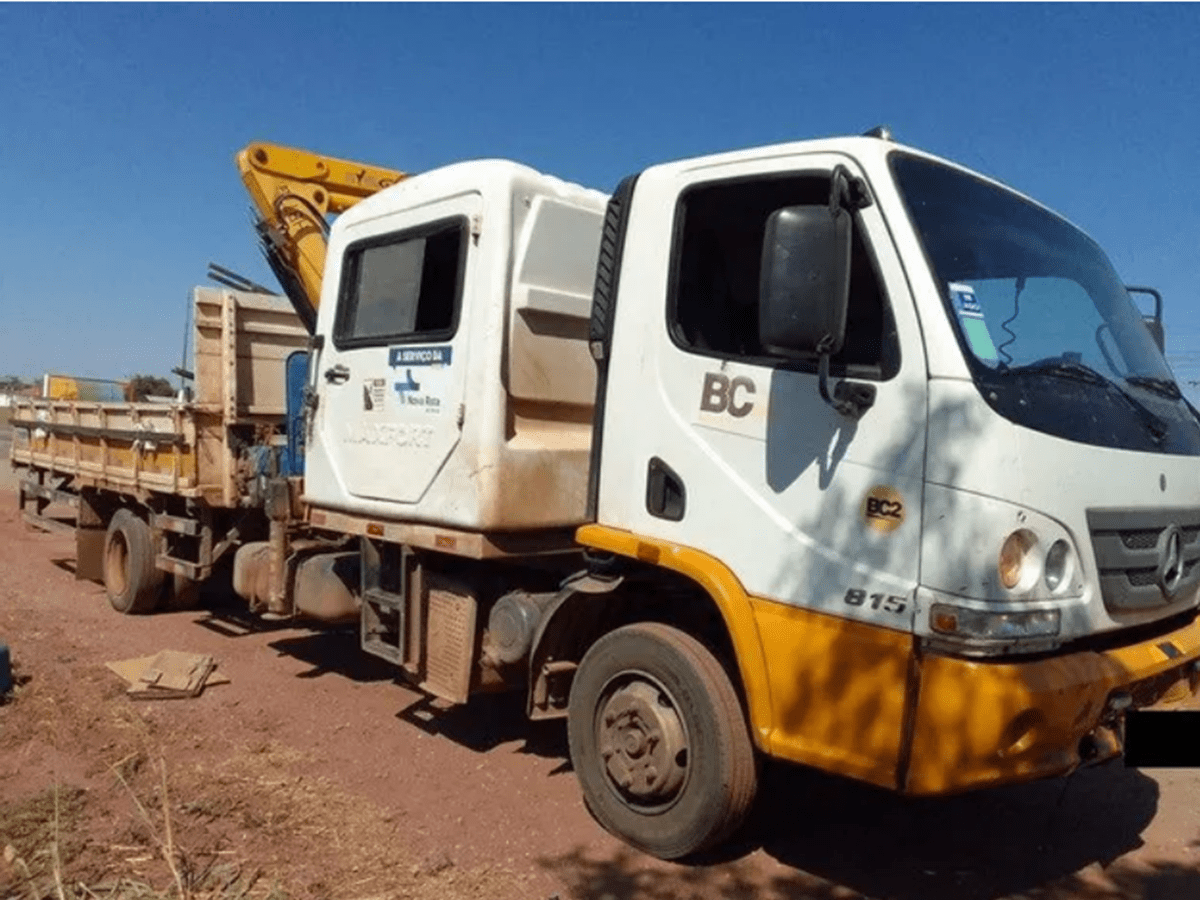 30 caminhões com Munck e Cabine complementar no leilão de construtora