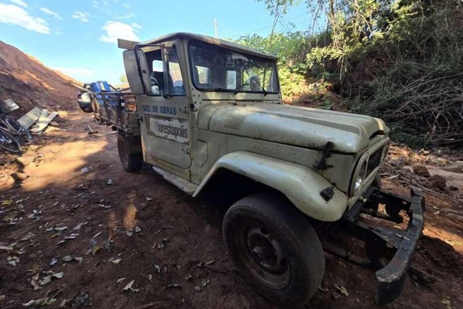 Caminhonete Toyota Bandeirante a partir de R$ 8.000 Tratores e Vans no leilão de Prefeitura no Paraná