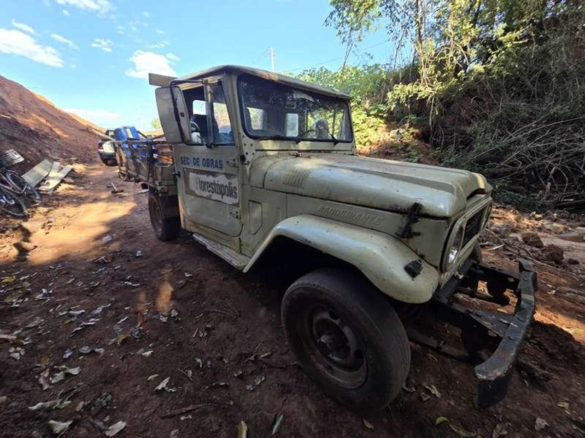 Caminhonete Toyota Bandeirante a partir de R$ 8.000 Tratores e Vans no leilão de Prefeitura no Paraná
