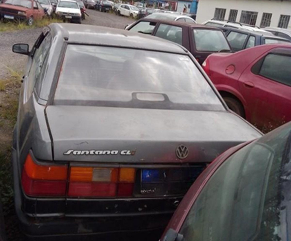 Carros clássicos como Santana, Gol quadrado e Uno Eletric leilão da PRF