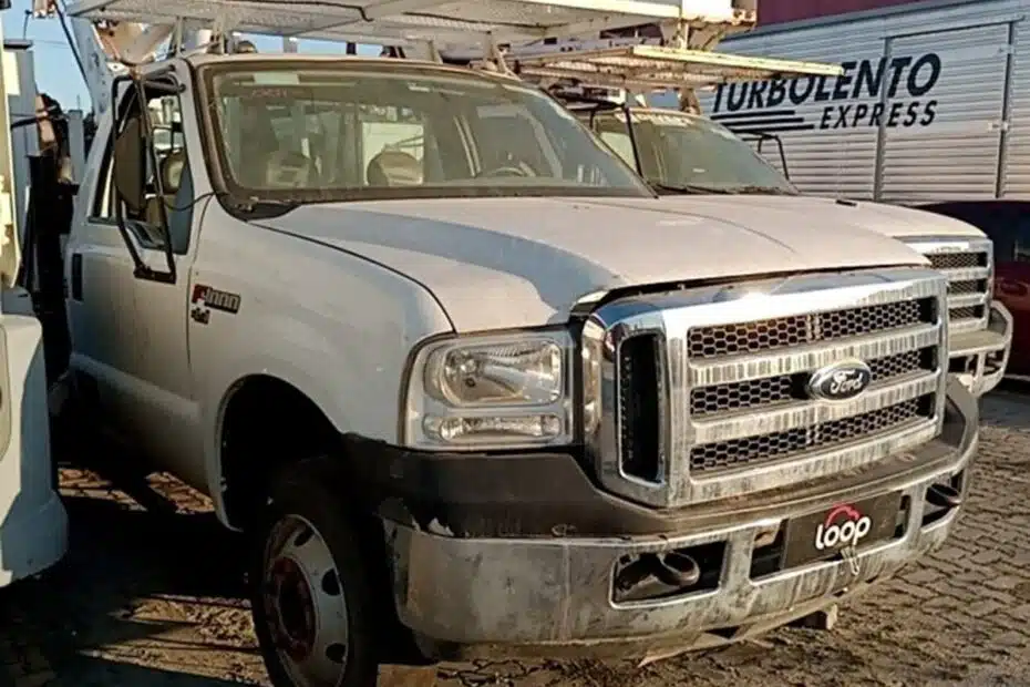 Caminhão Ford F4000, caminhonetes Hilux, Amarok e carros