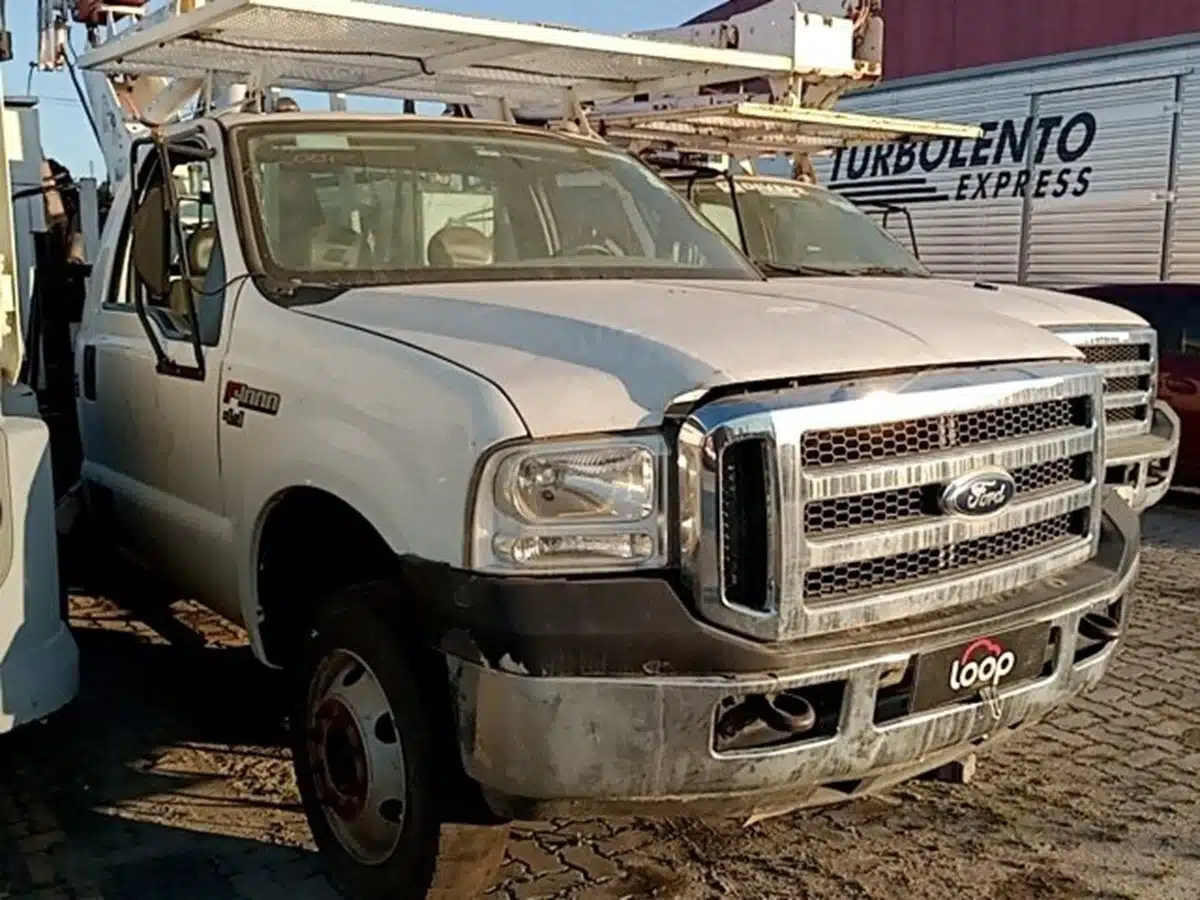Caminhão Ford F4000, caminhonetes Hilux, Amarok e carros
