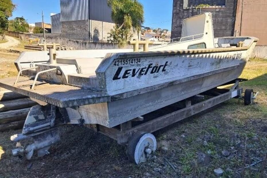 Leilão da Copel tem Caminhão, Tartor, empilhadeira e barco