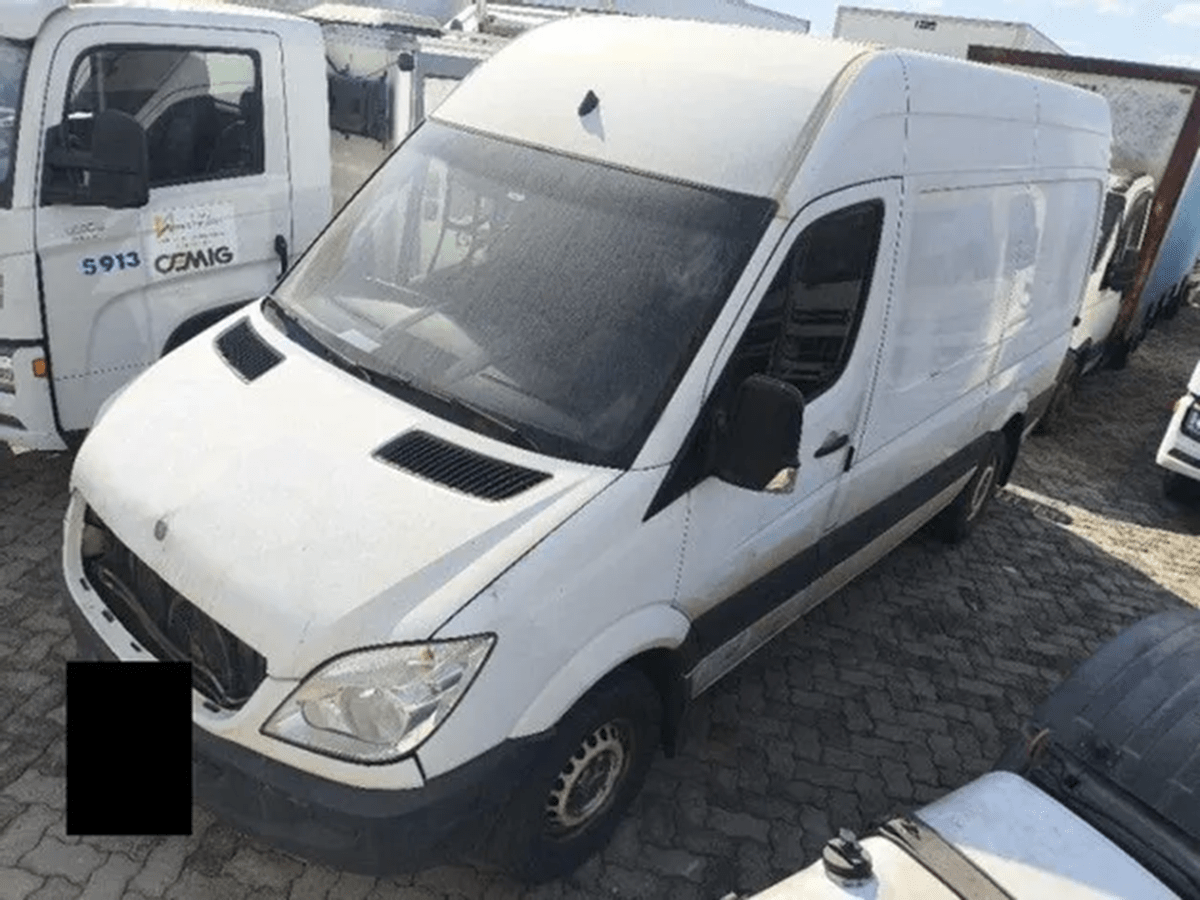 Leilão da TNT tem caminhão Mercedes, Sprinter empilhadeira e motos