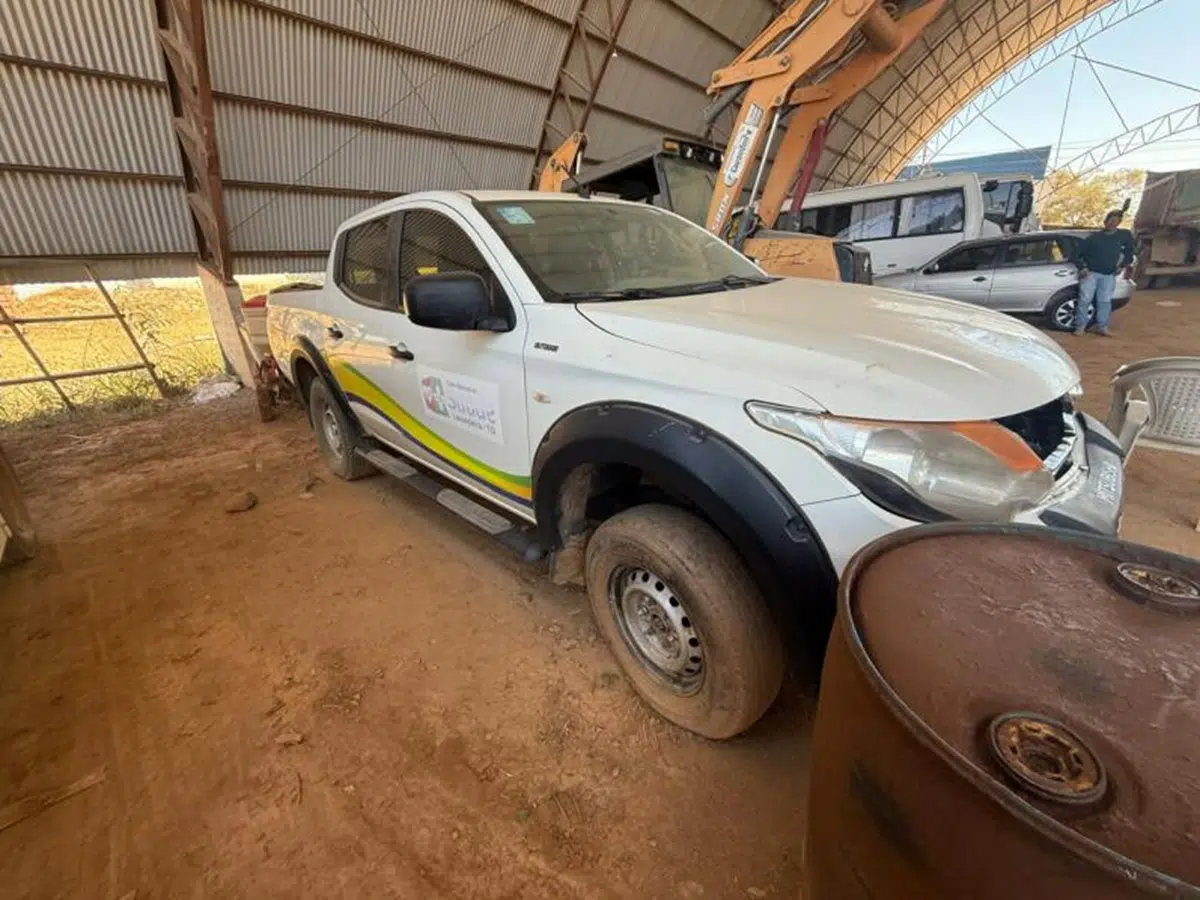 Leilão de prefeitura tem caminhonete, trator carros e motos