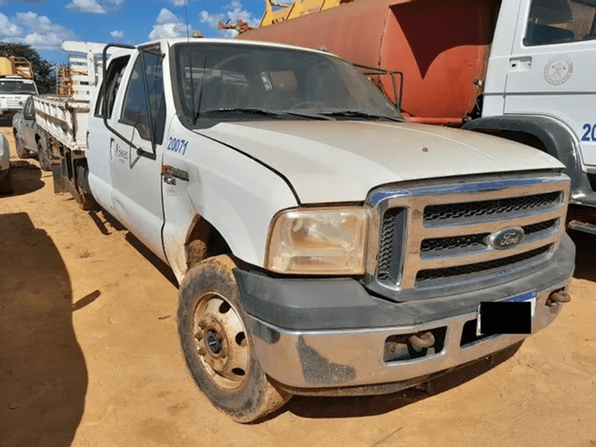 Leilão do Agronégocio tem caminhão Ford F4000, tratores e caminhonetes