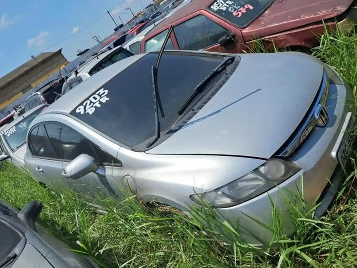 Leilão do Detran-SP tem Honda Civic mais barato que iPhone e Corsa