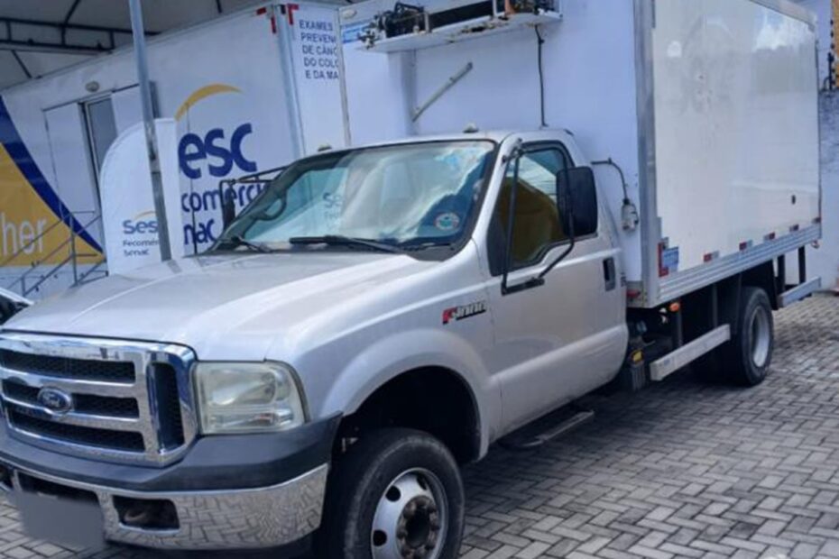 Leilão do SESC tem 6 caminhões Volkswagen e Ford F4000 seminovos com Baú refrigerado