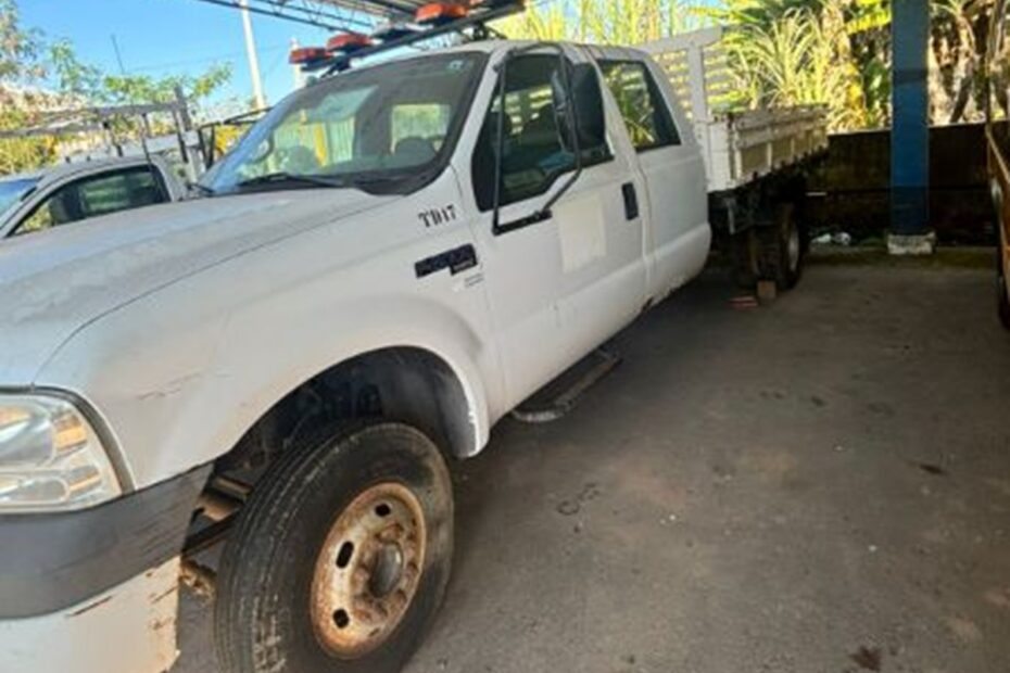 Caminhão Ford F4000 por R$ 19.900 Kombi por 6 milo reais no leilão de prefeitura