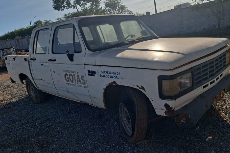 Caminhonetes clássicas Chevrolet D20, C10, Toyota Bandeirante e Jipe Engesa