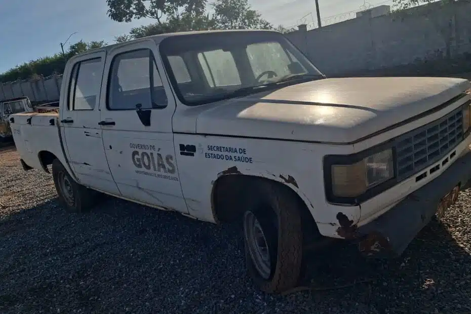 Caminhonetes clássicas Chevrolet D20, C10, Toyota Bandeirante e Jipe Engesa