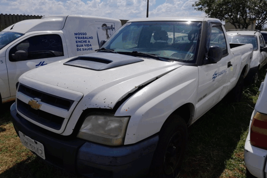 Leilão da Companhia de Saneamento do Paraná tem caminhão por 20 mil reais caminhonetes e Van