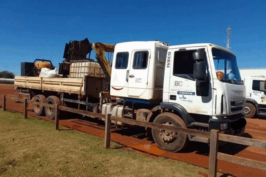Leilão de Construtora tem Caminhão com Munck, Trator e outros equipamentos