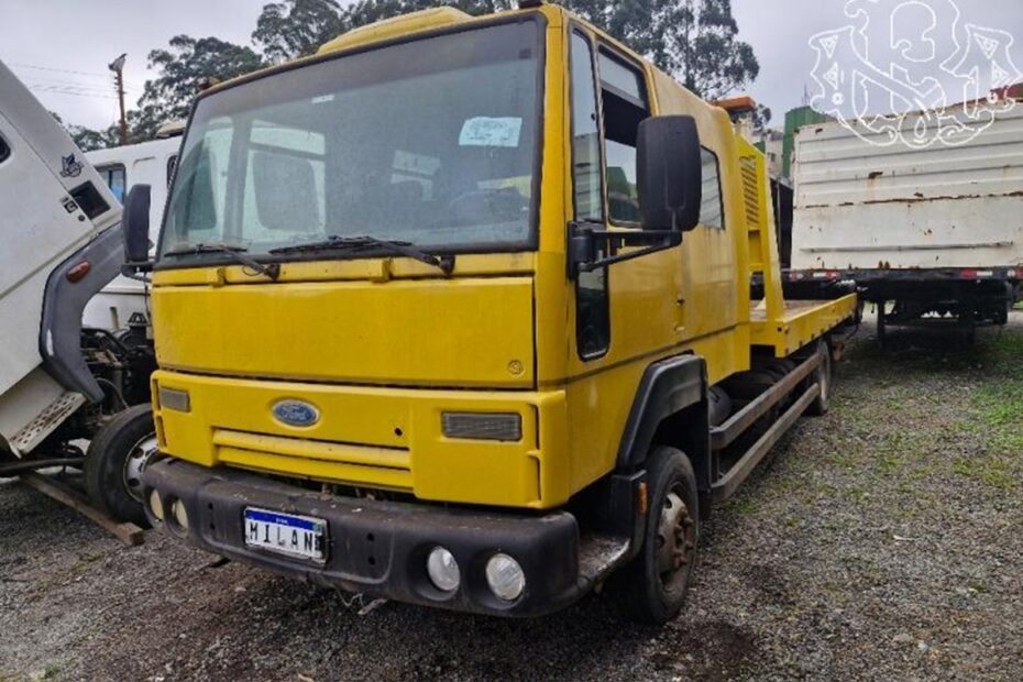 Leilão de veículos retomados de financiamento em São Paulo tem carros de luxo seminovos caminhonete, caminhão e trator