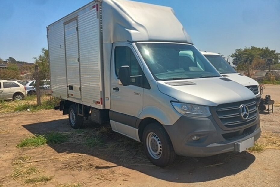 Leilão do Banco Mercedes Benz tem caminhão, Vans e Mini Escavadeira
