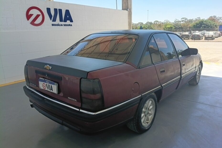 Leilão do DER DF tem Civic e Omega por R$ 3 mil caminhontes, caminhão e motos