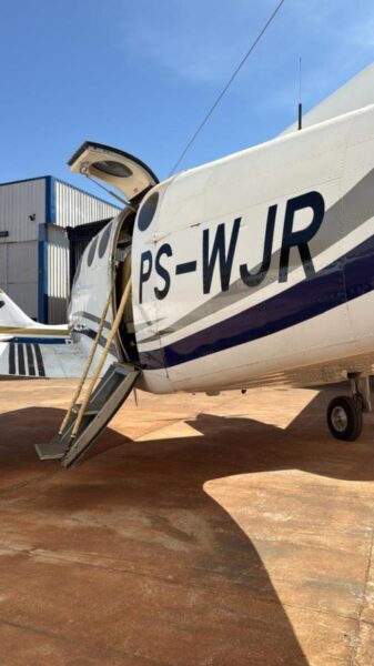 Aeronave Cessna 402B N40 Leilão oferece avião bimotor e lancha com motor Mercury por metade do preço de mercado