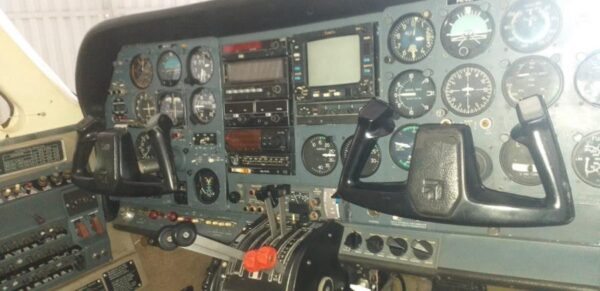Aeronave Cessna 402B N401 Leilão oferece avião bimotor e lancha com motor Mercury por metade do preço de mercado