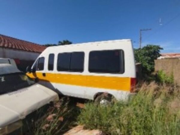 Automóvel Ducato Minibus Prefeitura de Caiuá abre leilão com caminhonete A-20, Cruze, Gol e máquinas pesadas