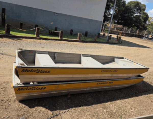 Barco METALGLASS Chatinha 350 Leilão da Vale oferece caminhões