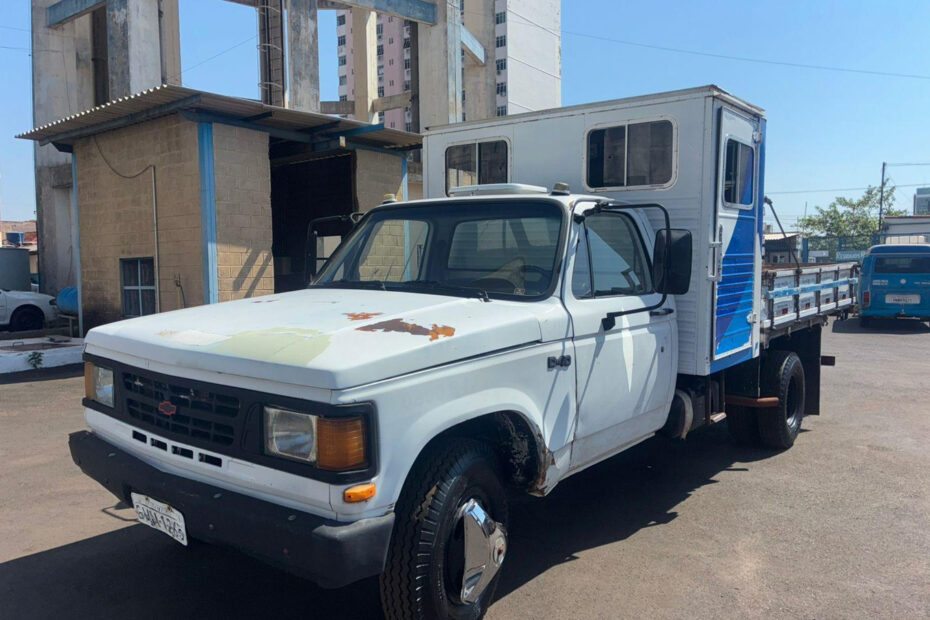 Uberlândia em Leilão: Dmae Vende Retroescavadeiras, Caminhão D40, Kombi e Fiat Uno a Partir de R$ 4,5 Mil!