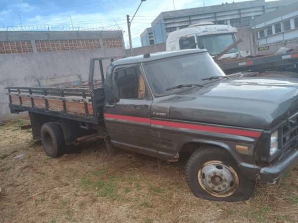 CAMINHÃO FORD F4000 leilão veículos pesados aprendidos da Polícia Federal