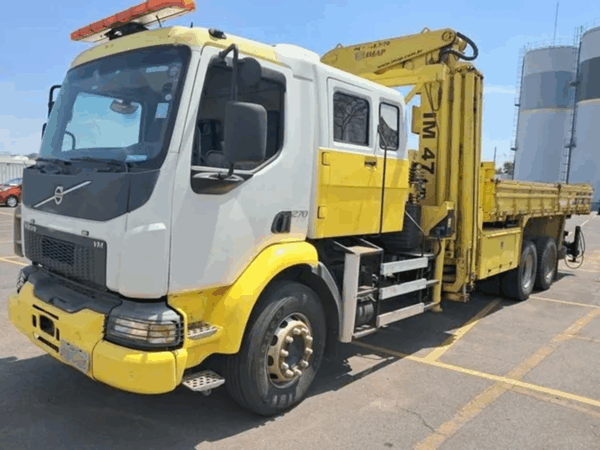 CAMINHÃO GUINDAUTO C CARROCERIA CARGA SECA VOLVO VM 270 6X4R Leilão da Via Cristais tem caminhões guincho e munck muito abaixo do valor de mercado