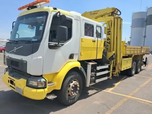 CAMINHÃO GUINDAUTO C CARROCERIA CARGA SECA VOLVO VM 270 6X4R Leilão da Via Cristais tem caminhões guincho e munck muito abaixo do valor de mercado