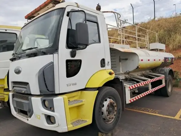 CAMINHÃO TANQUE PIPA FORD CARGO Leilão da Via Cristais tem caminhões guincho e munck muito abaixo do valor de mercado