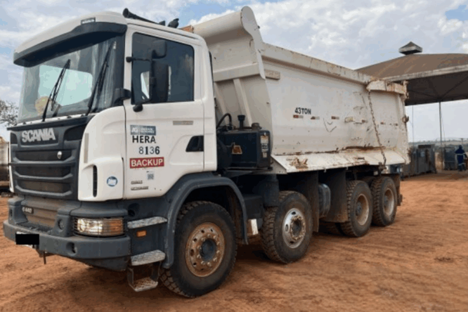Gigantes em Leilão: Andrade Gutierrez Vende Caminhões Basculantes Scania, Escavadeiras e Motoniveladora!