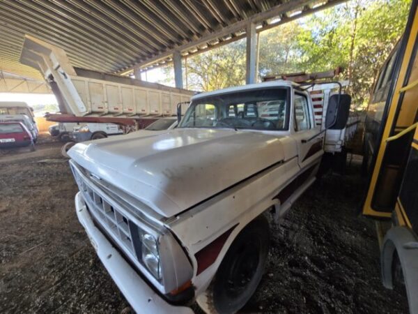 Caminhão FORD F4000 Prefeitura abre leilão com caminhão F4000, trator, Kombi e carros