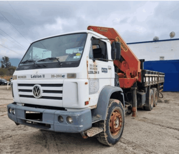 Caminhão Guindauto 6X4 26-32 Volkswagen 26.260 Leilão da empreiteira Andrade Gutierrez tem caminhão Mercedes, Scania e Volkswagen