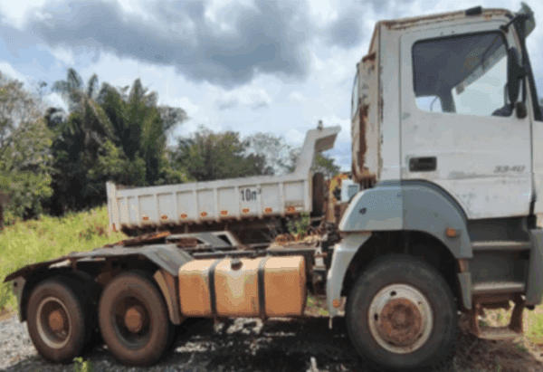 Caminhão M. Benz Axor 3340S6X4  Leilão da Vale Tem Caminhão Munck