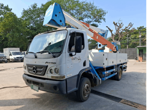 Caminhão MERCEDES-BENZ ACCELO Leilão de caminhões com cabines estendidas e Munck tem preços muito abaixo do mercado