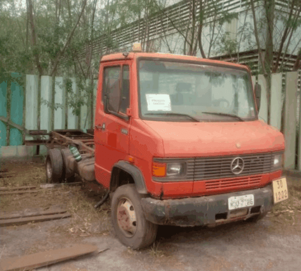 Caminhão MERCEDES BENZ M.BENZ709 Leilão da Vale Tem Caminhão Munck