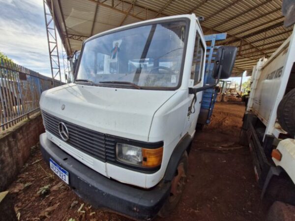 Caminhão Mercedes BENZ 709 Leilão no Paraná tem Toyota Bandeirante