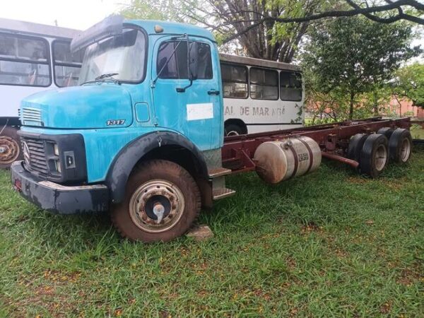 Caminhão Mercedes BENZ L 1517 Leilão de Universidade estadual no Paraná
